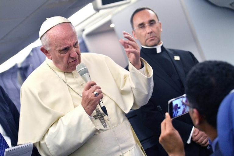 EPA2308 PERÚ, 22/01/2018.- El papa Francisco hace una declaración a los periodistas a bordo del avión durante el vuelo de regreso a Italia tras su visita apostólica a Sudamérica, hoy, 22 de enero de 2018. El pontífice visito Chile y Perú del 15 al 22 de enero. EFE/ Luca Zennaro / Pool