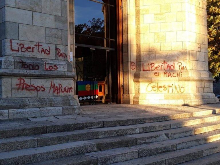 Mapuches tomaron la Catedral de Bariloche para pedir la liberación de un líder espiritual preso en Chile. (Foto: Twitter/@HuenchGaspar)