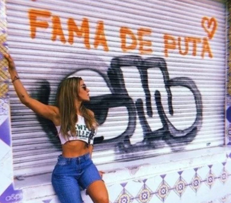 Jimena con el cartel de la polémica. (Instagram)