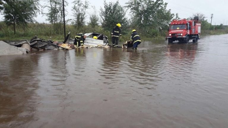 Desde el domingo, un tramo de la Ruta 33 entre Pérez y Zavalla quedó anegado.