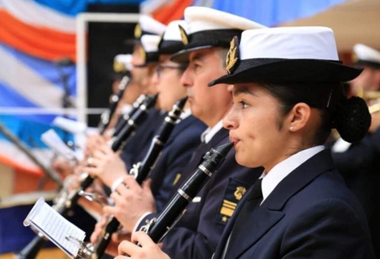 Egreso de Policías - Banda de Música del Área Naval Austral, estuvo presente en la ceremonia, ejecutando el Himno Nacional y marchas