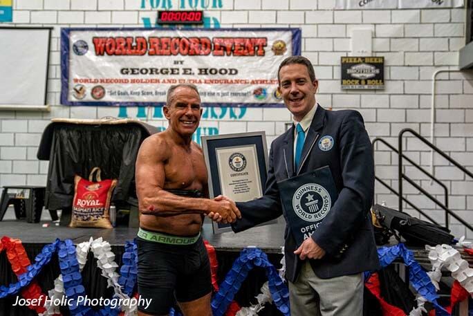 George Hood rompió el récord Guinness de mayor tiempo en plancha abdominal.