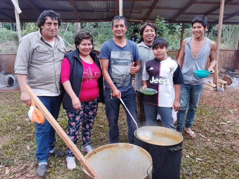 Misión cumplida en la aldea mbya guaraní de las "600 Hectáreas" donde se sirvió el locro solidario. (Javier Rodas)