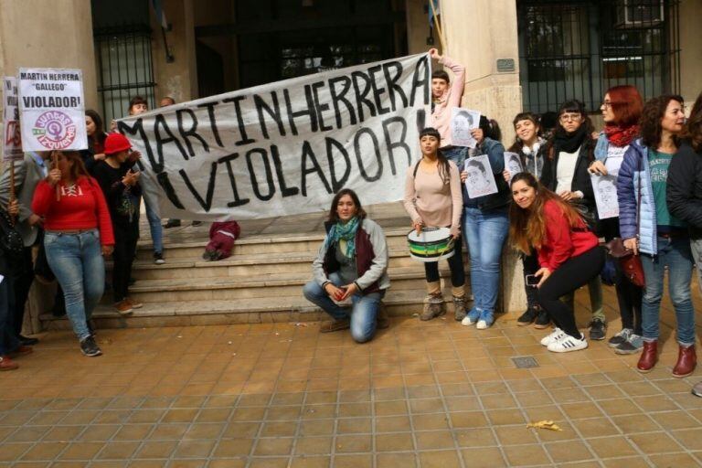 Agrupaciones feministas acompañaron a la víctima en la puerta de Tribunales.