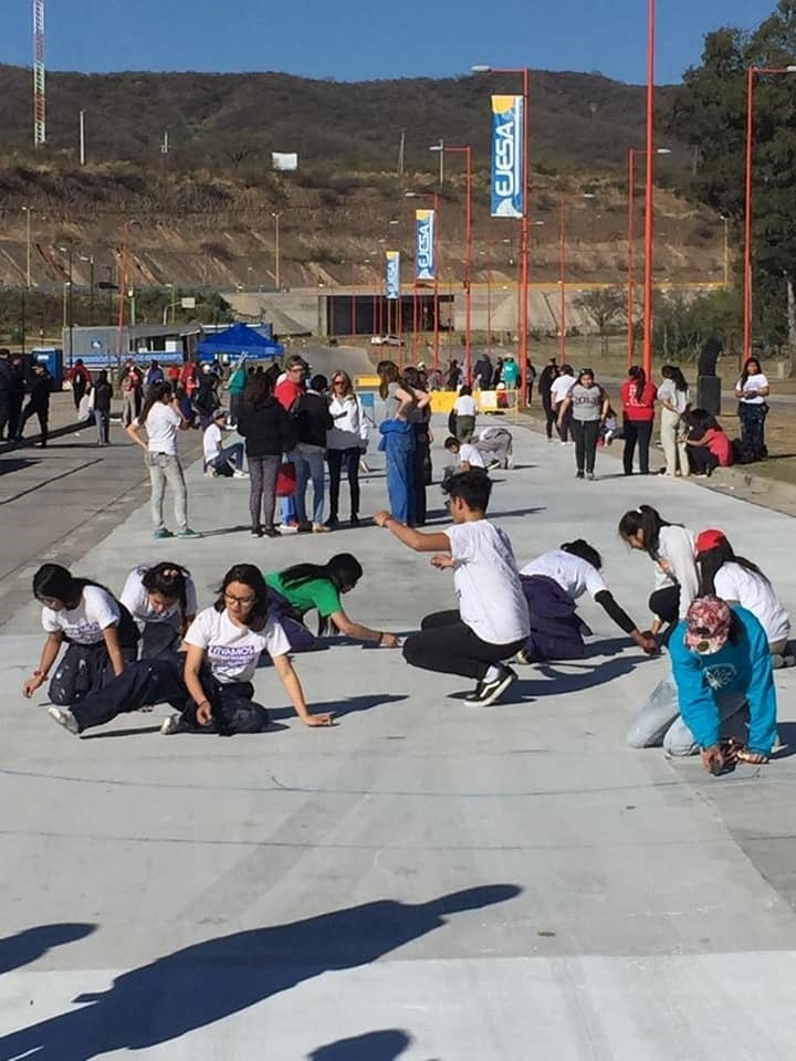 Estudiantes jujeños dando los primeros trazos a las figuras de la pintada en competencia