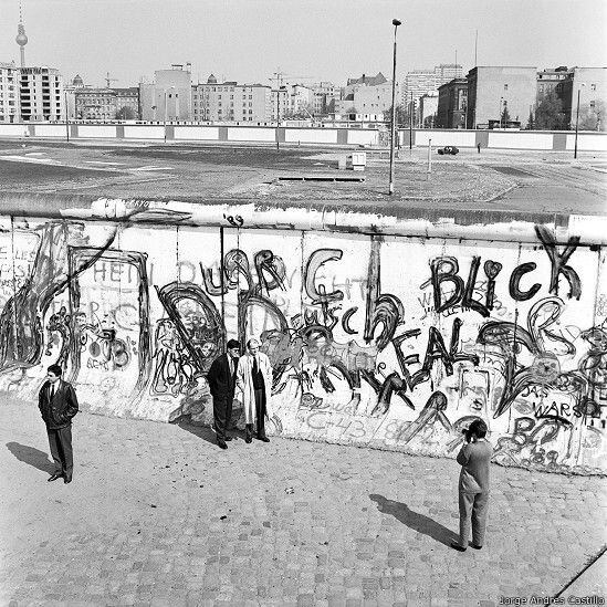 Muestra "Fisuras latentes", del fotógrafo venezolano Jorge Andrés Castillo, retrata la vida de los dos lados del muro de Berlín (Web)