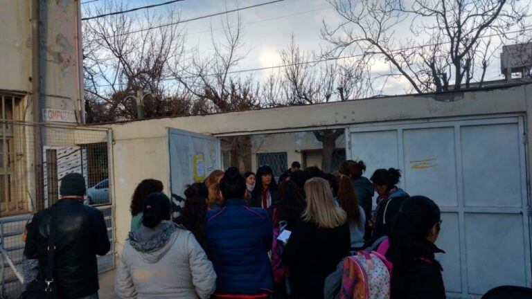 En la jornada de hoy se reemplazarán los calefactores de la escuela.