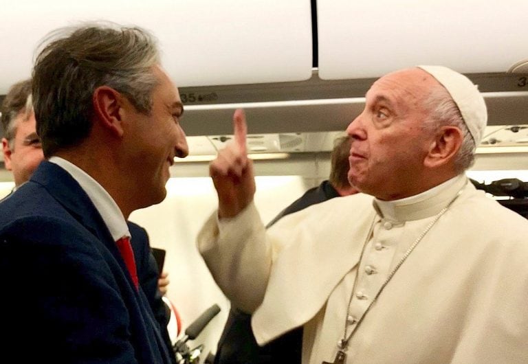 GRAF2275. A BORDO DEL AVIÓN PAPAL -, 19/11/2019.- El papa Francisco responde con humor y señala al cielo sobre cuándo viajará a su país, Argentina, ya que ha afirmado: "Pregúnteselo al Padre Eterno" respondiendo a uno de los periodistas durante el vuelo hacia Bangkok. EFE/ -