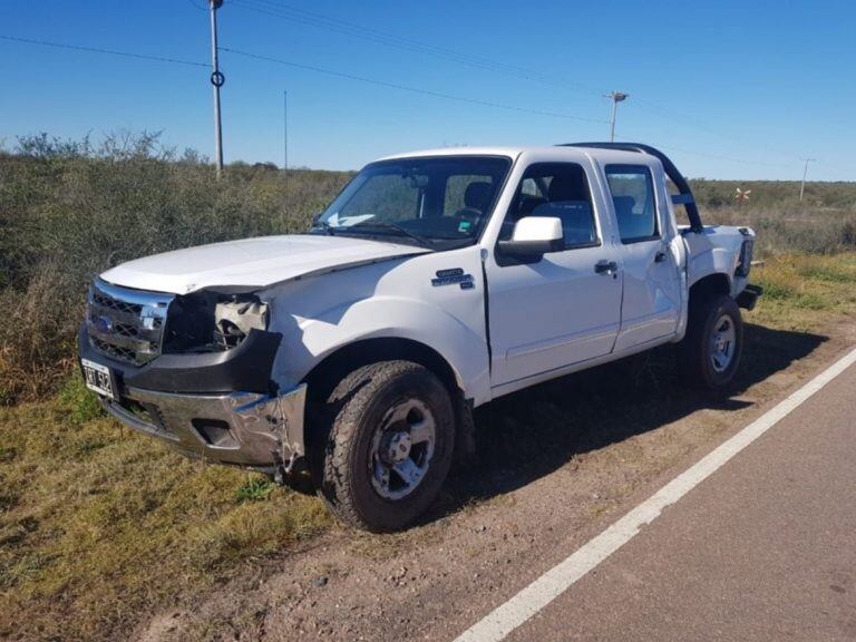 Así quedó la camioneta embestida por el tren en Zanjitas.