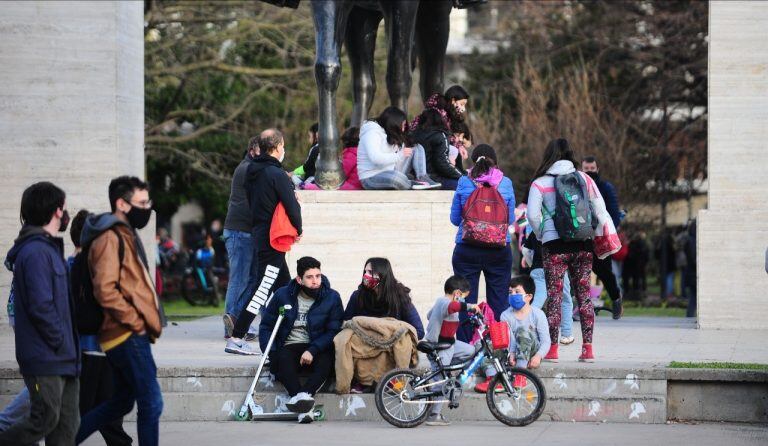 Bares y restaurantes abiertos con mesas y atención en la calle, (Foto: Clarín)