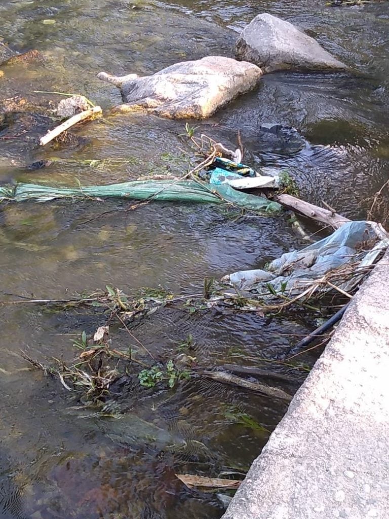 Basura en el arroyo Chicamtoltina de Alta Gracia