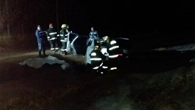 Dos jóvenes fallecieron al impactar contra un caballo en San Patricio del Chañar. (Gentileza Imneuquén).