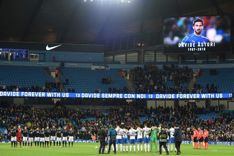 Minuto de silencio en homenaje a Houseman y Astori. (Foto: AFP)