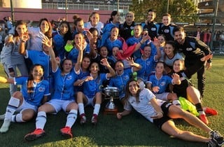 Milagros Otazú con su equipo campeona junto a su equipo que ganó la quinta copa del fútbol femenino amateur. (Olé)