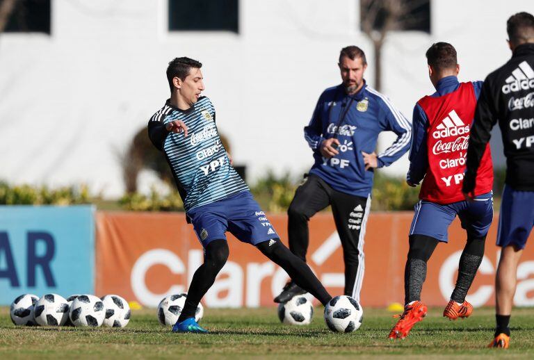 BAS23. BUENOS AIRES (ARGENTINA) 25/05/2018.- El jugador de la selección argentina Ángel Di María (i) participa en un entrenamiento hoy, viernes 25 de mayo de 20187, en el predio de la Asociación de Fútbol Argentina (AFA), en Ezeiza, Buenos Aires (Argentina).   EFE/David Fernández


 buenos aires  entrenamiento practica de la seleccion argentina futbol futbolistas jugadores entrenando