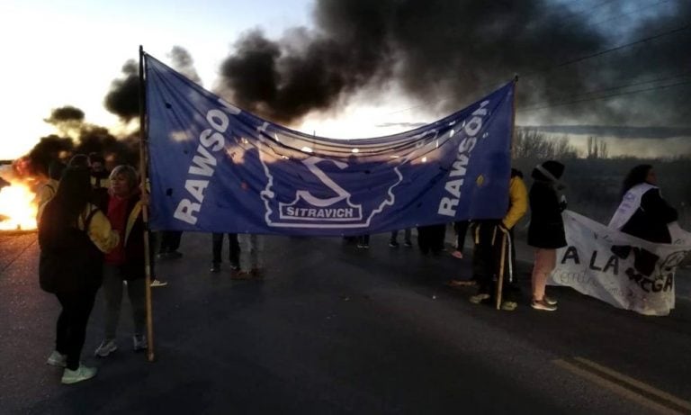 Corte en los accesos de las principales ciudades de Chubut hasta que la Legislatura resuelva el proyecto de ley enviado por Provincia. Foto: Radio Patagonia.