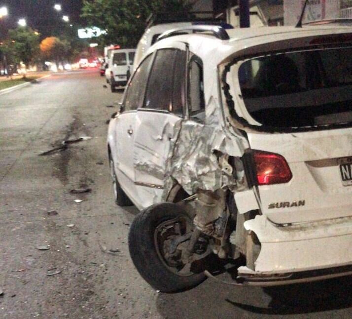 El automóvil también sufrió el choque del descontrolado colectivo.