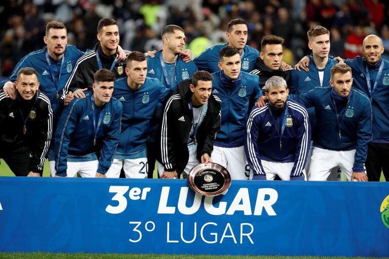 CAF25149\u002E SÃO PAULO (BRASIL), 06/07/2019\u002E- Jugadores de Argentina posan en la premiación tras el partido Argentina-Chile por el tercer puesto de la Copa América de Fútbol 2019, en el Estadio Arena Corinthians de São Paulo, Brasil, hoy 6 de julio de 2019\u002E EFE/Paulo Whitaker