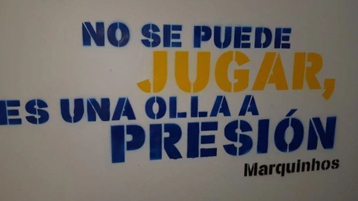 Boca pintó las paredes de La Bombonera con frases intimidantes para sus rivales. Twitter/_AntonellaLuna