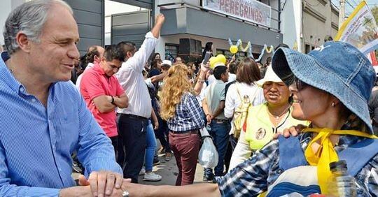 Peregrinos que arriban caminando a la ciudad de Salta, son recibidos por el presidente del Concejo Deliberante local, Matías Cánepa.