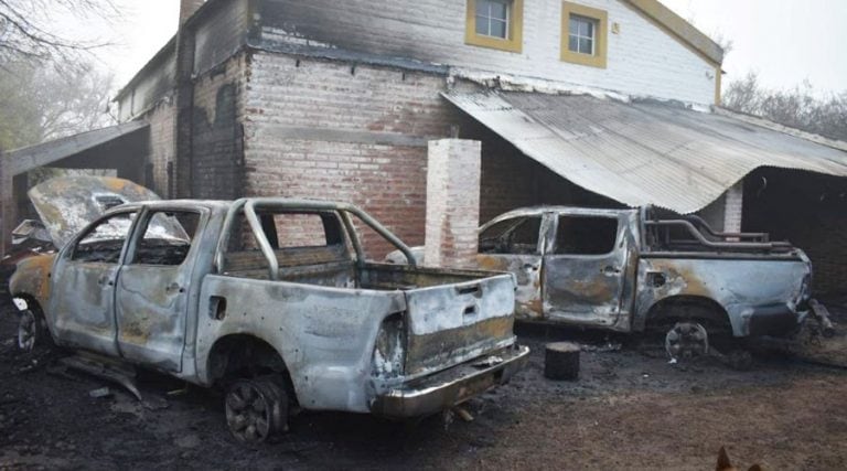 Dos camionetas y la galería resultaron destruidas (Plan B Noticias)