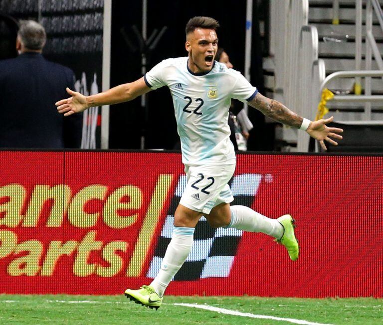 Lautaro Martínez lleva 9 goles en 13 partidos con la Selección. (AFP)