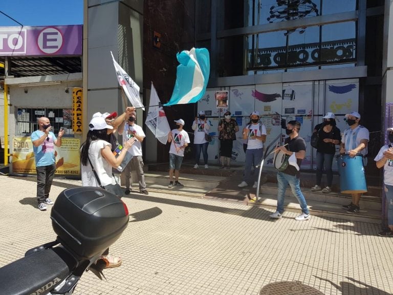 Portando banderas y cartelería alusiva.