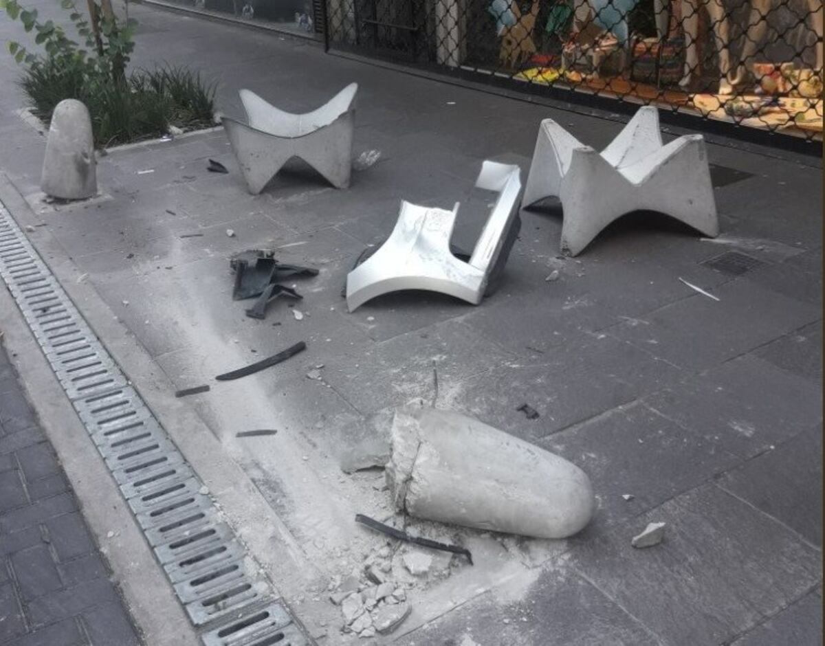 Conductor rompió parte del mobiliario urbano en Sarmiento al 700