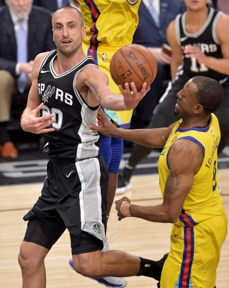 TX01. SAN ANTONIO (EE.UU.), 19/03/2018.- Manu Ginobili (i) de San Antonio Spurs disputa el balón con Andre Iguodala (d) de Golden State Warriors hoy, lunes 19 de marzo de 2018, durante un partido de la NBA disputado en San Antonio, Texas (EE.UU.). EFE/WILLIAM J. ABATE