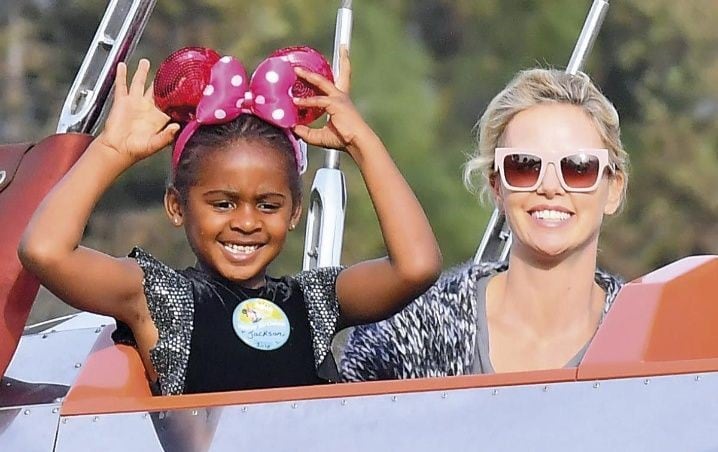 Charlize Theron afronta con determinación el reto de criar a su hija para que viva conforme a su identidad.