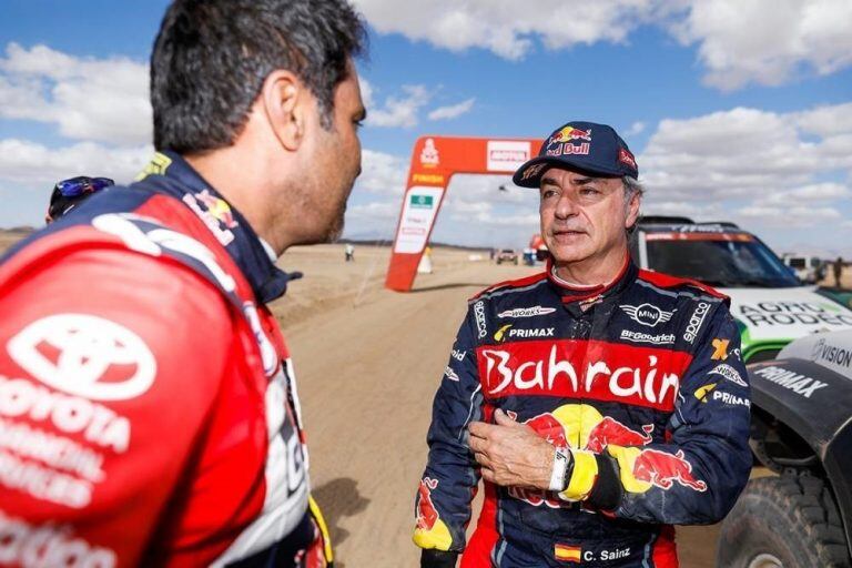 Sainz, a la derecha, intercambia sus sensaciones del día con Al Attiyah.