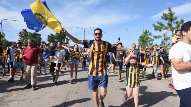 Hinchas coparon el Aeropuerto para despedir al plantel