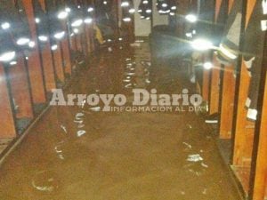 El cuartel de los bomberos de Arroyo Seco quedó bajo el agua.