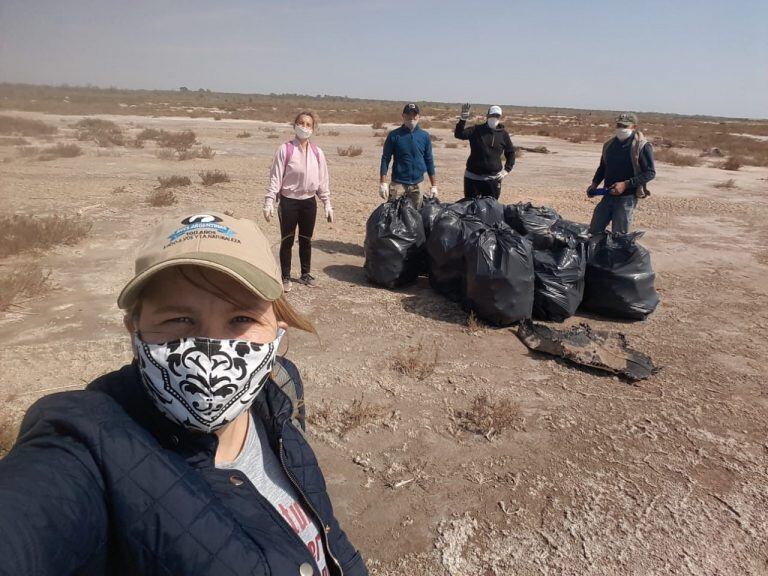 Recolección de basura en desembocadura del río Xanaes. (Centro Comercial Miramar)