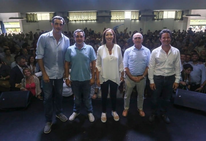 María Eugenia Vidal y sus funcionarios durante el acto en Ensenada (Clarín)