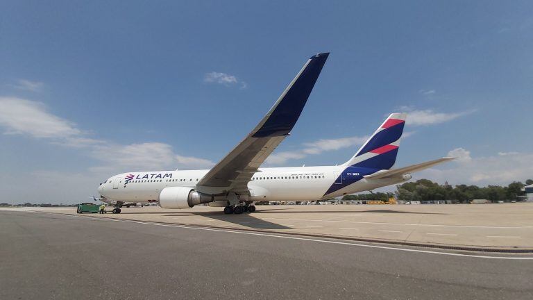 El vuelo de Latam que sale de San Pablo, pasa por Córdoba y termina en las Islas Malvinas. (Foto @andreslavallen)