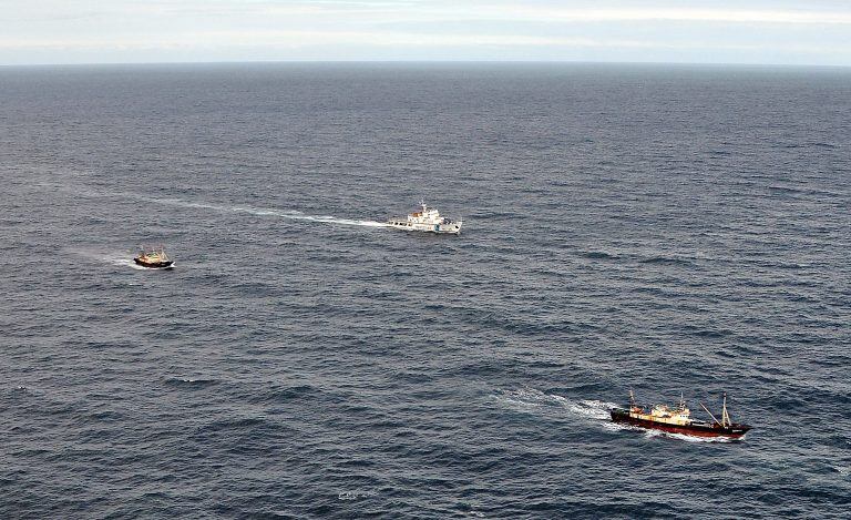 Prefectura de Chubut captura dos barcos pesqueros chinos en la zona económica exclusiva de la argentina.