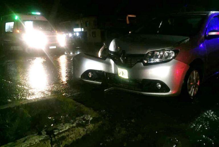 En su incierta trayectoria el coche se subió a la platabanda de la colectora e impactó contra el semáforo.