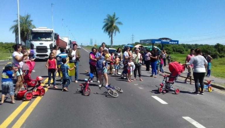 Vecinos del barrio San Pedro Pescador cortan el Puente Belgrano. (Foto: Diario Chaco)