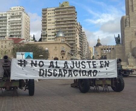 Transportistas e instituciones de discapacitados protestan en el Monumento a la Bandera. (Con la Gente)