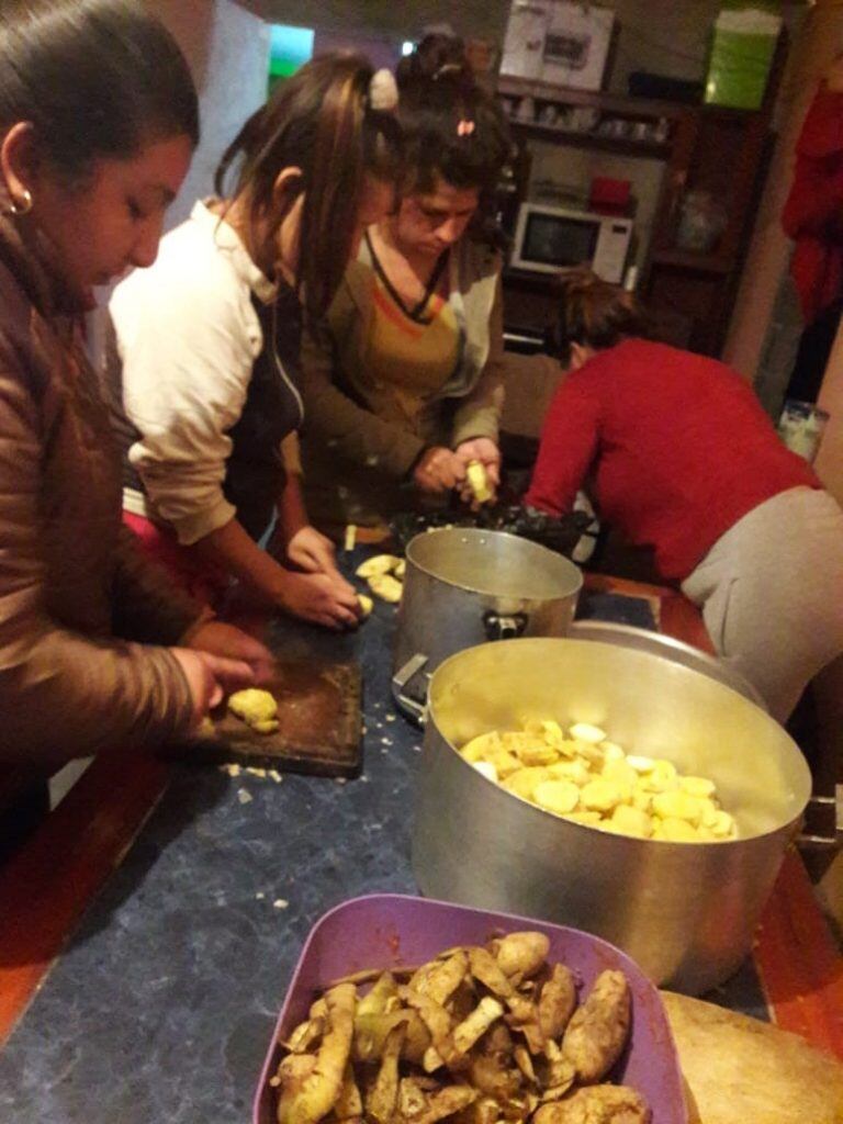 Melisa, su familia y amigas trabajan en el comedor.