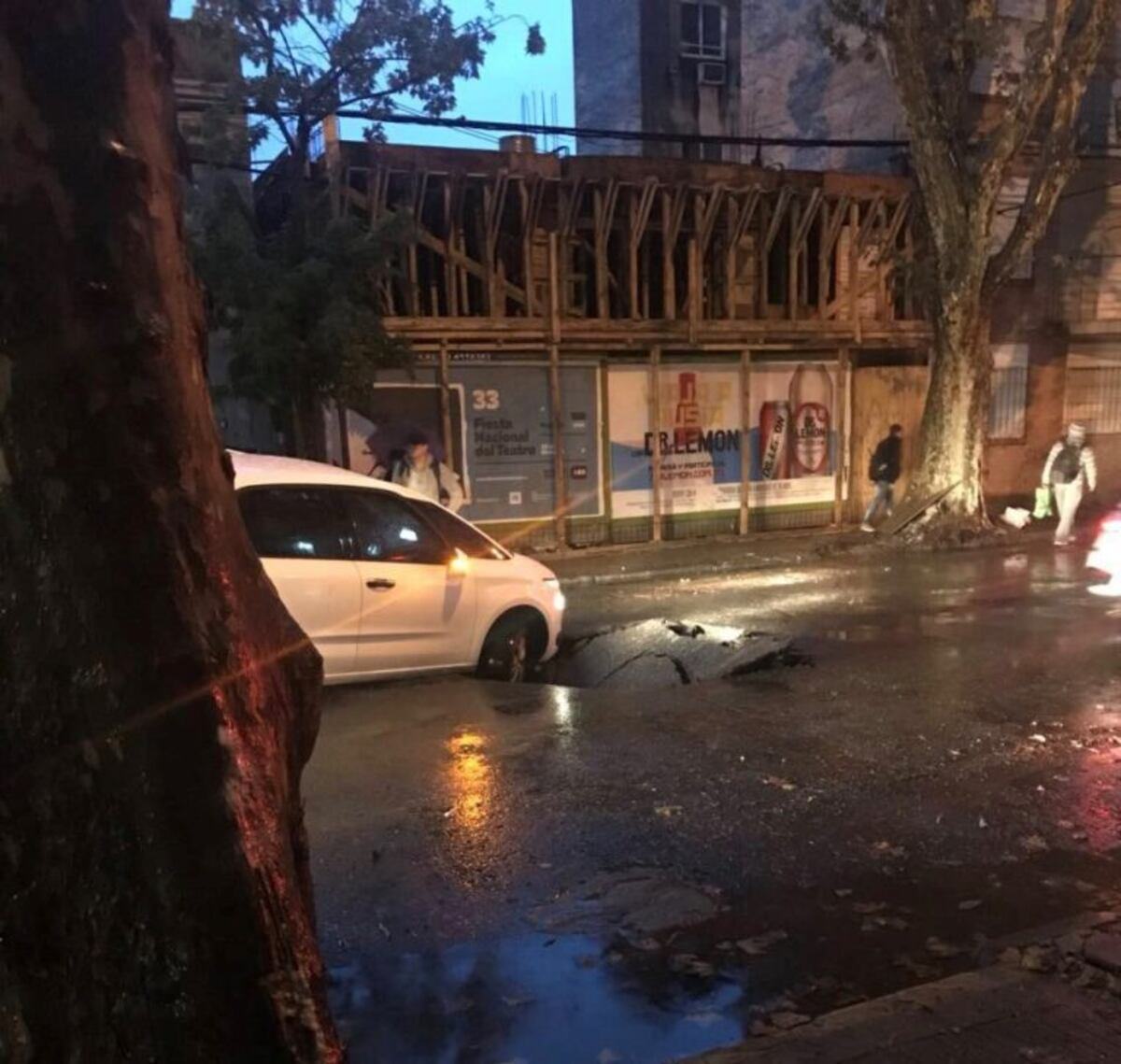 Un auto quedó atascado en plena tormenta por culpa de un pozo en Pichincha