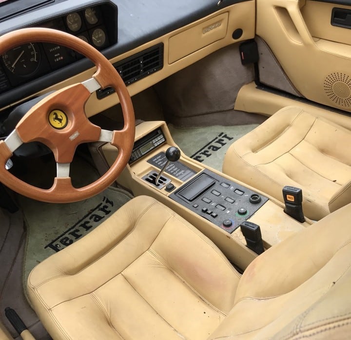 Modelos de Ferrari abandonados en un campo. (Silodrome).