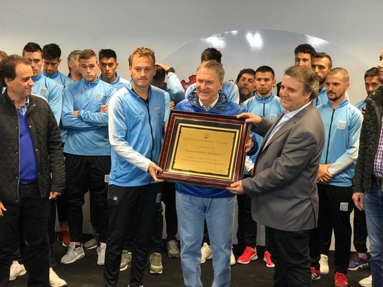 Schiaretti junto al plantel de Estudiantes.