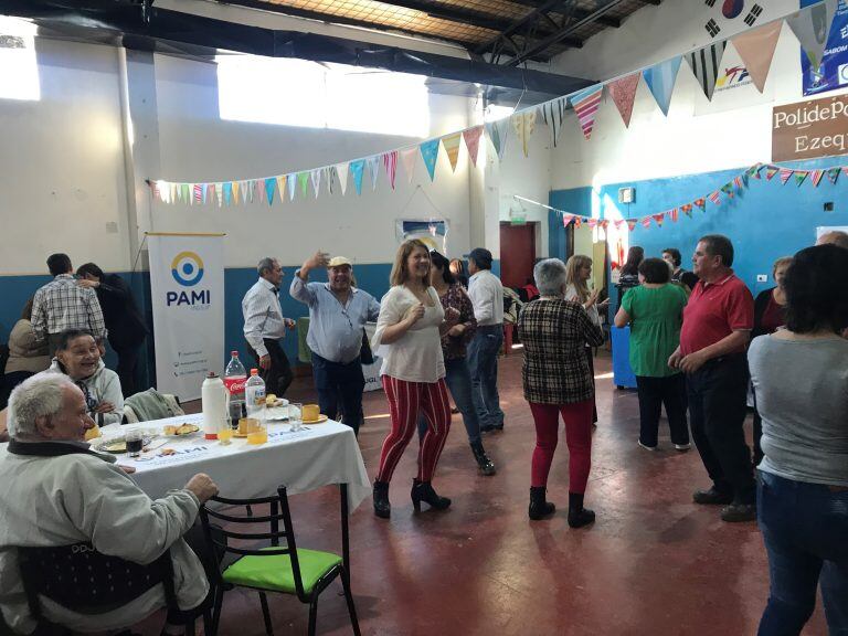 Los abuelos mayores festejando su día Tolhuin, Tierra del Fuego