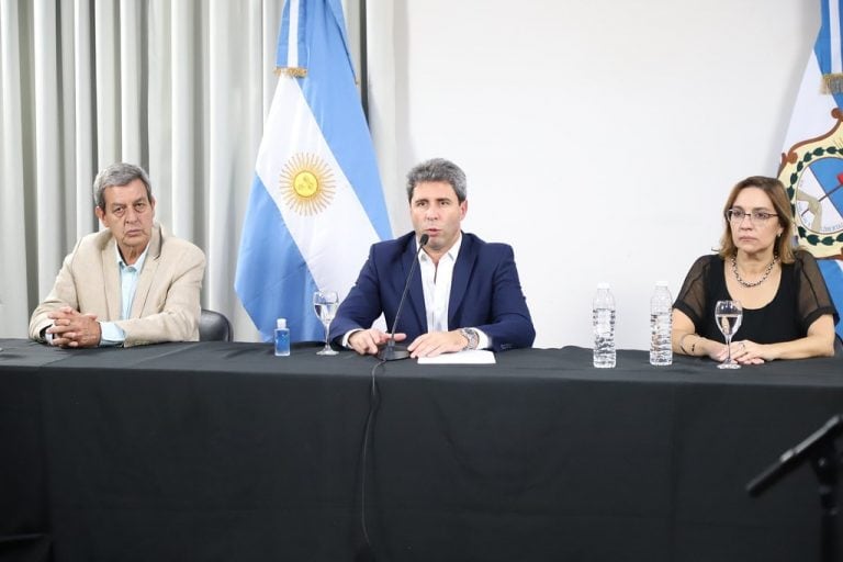 Sergio Uñac y parte de su gabinete.