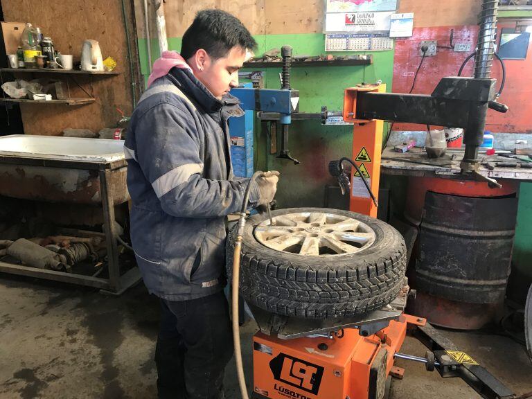 Tolhuin gomería en pleno trabajo