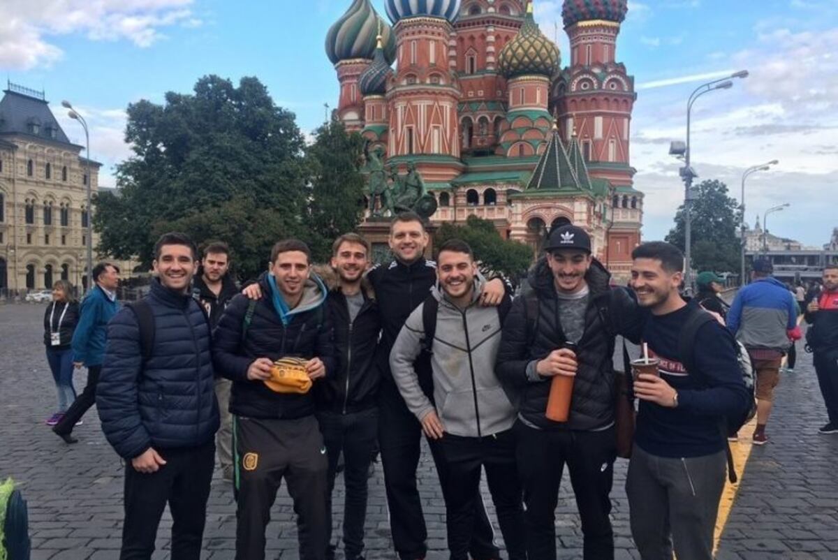 Rosarinos tiñen Rusia con los colores del Canalla y la Lepra