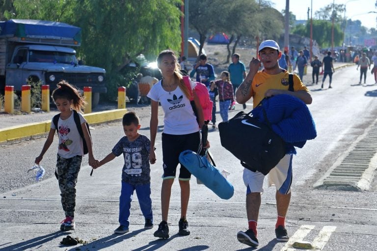 Los promensantes llegan hasta con sus hijos.