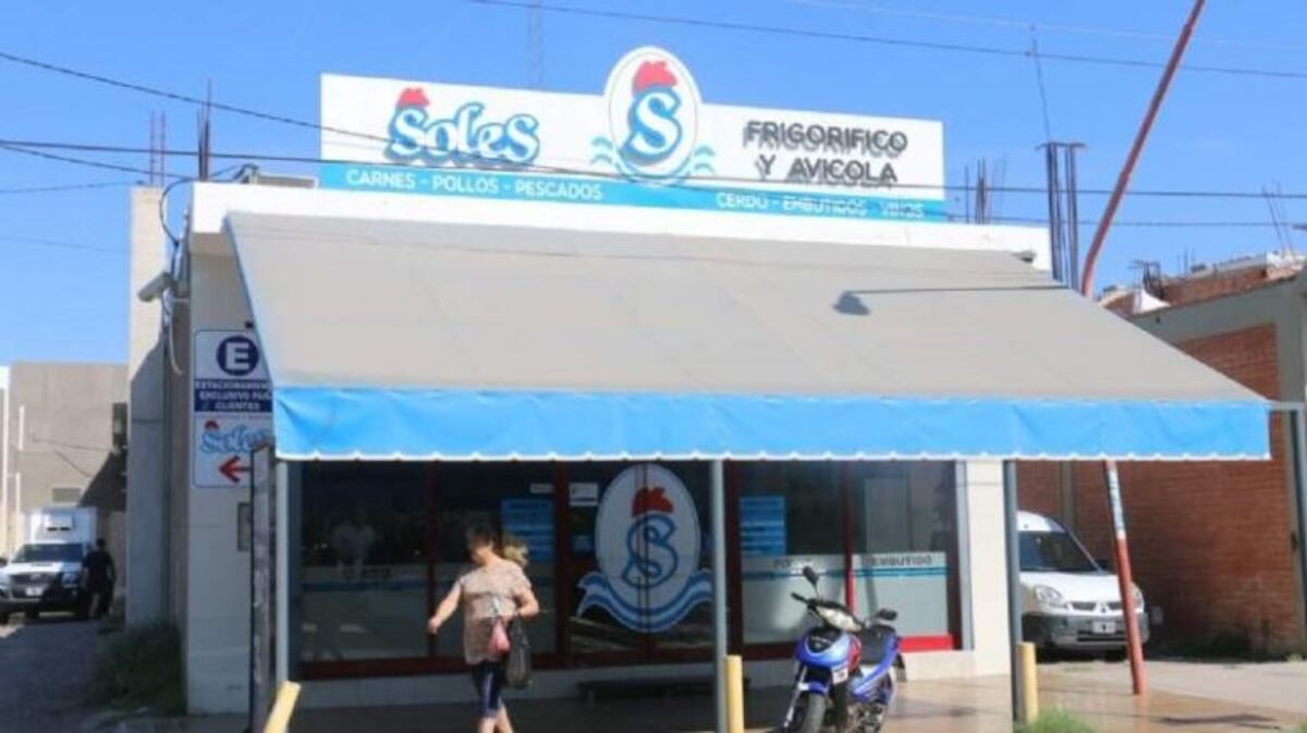 Hicieron un boquete para robar pollos en una avícola